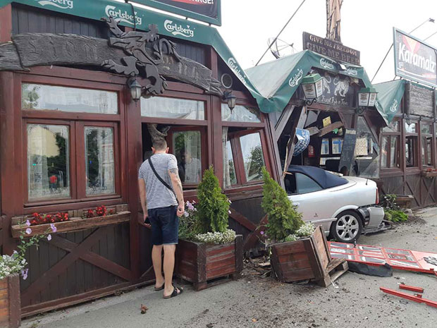 Објављен снимак удеса у Зрењанину, након ког је ауто улетео у башту кафића и повредио три особе; Ухапшен осумњичени (ВИДЕО/ФОТО)